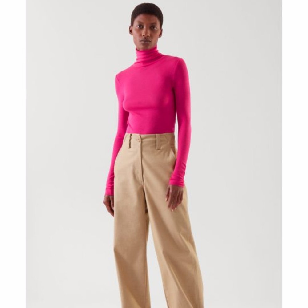 SLIM-FIT MERINO WOOL TURTLENECK TOP IN BRIGHT PINK